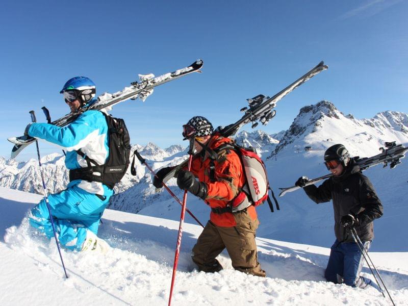Skifahrer im Kleinwalsertal in Österreich